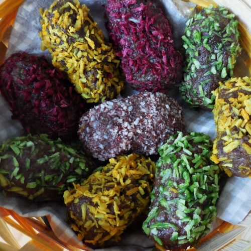 Bunte Schoko-Eier 2 Bunte Schoko-Eier in Kokosraspeln im Osterkorb