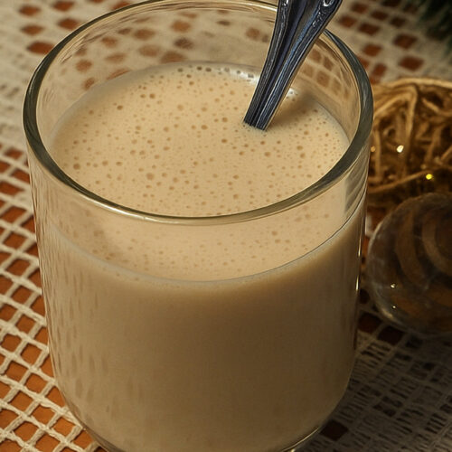 Rohveganer Eierpunsch im Glas mit Löffel