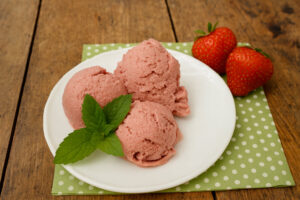 Erdbeereis roh vegan: Drei Kugeln mit Erdbeeren und Minze