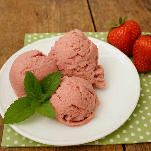 Erdbeereis! Roh! Vegan! Mmmmmh... 1 Erdbeereis roh vegan: Drei Kugeln mit Erdbeeren und Minze