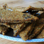 Frühstücksbrot in Scheiben auf dem blau-weissen Teller