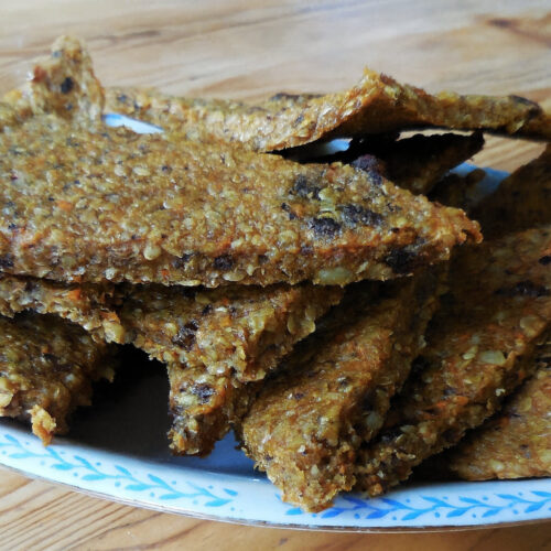 Frühstücksbrot in Scheiben auf dem blau-weissen Teller