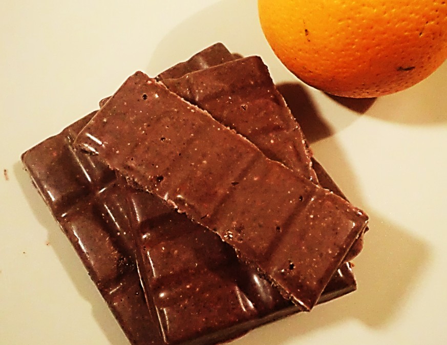 Ein Schokoladentraum aus Antwerpen 2 Gestapelte Tafeln der rohen Schokolade mit Orange