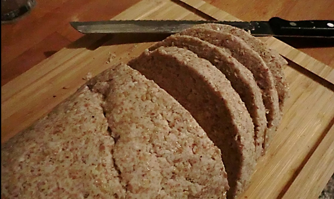 Rohkost Brot 1 Rohkost Brot in Scheiben auf dem Holzbrett
