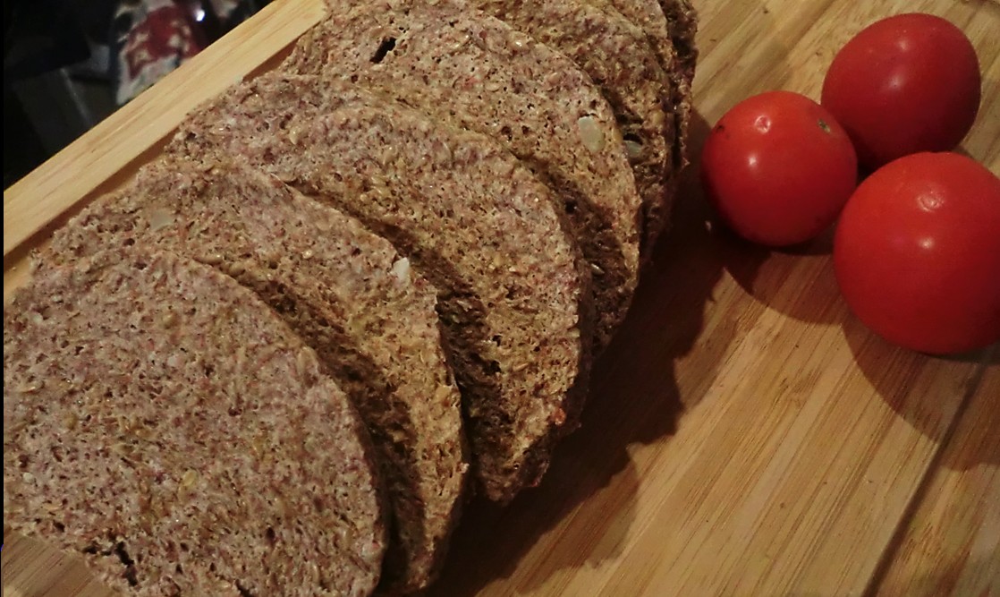 Rohkost Brot 2 Rohkost Brot mit Tomaten auf dem Brett