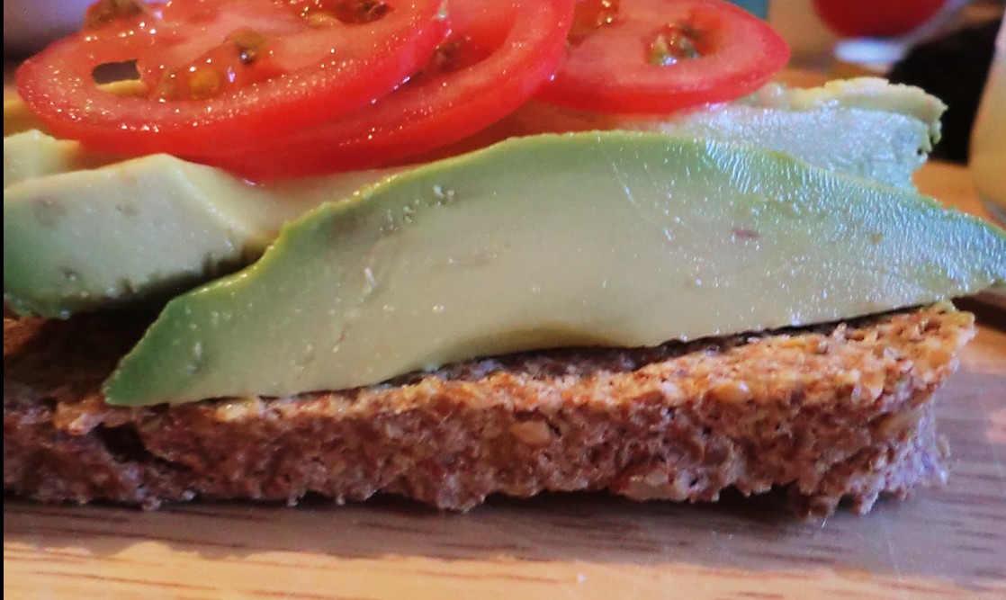 Rohkost Brot 3 Rohkost Brot belegt mit Avocado und Tomate