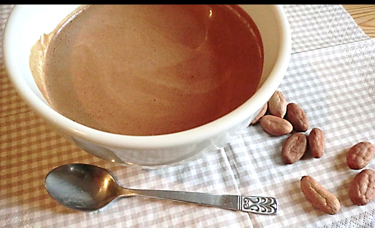 Mochaccino roh vegan mit Kakaobohnen und Löffel