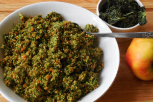Grünkohl-Salat mit Möhre und Apfel in der Schüssel