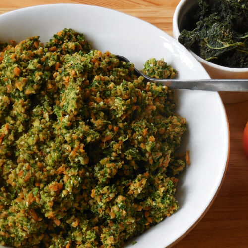 Grünkohl-Salat mit Möhre und Apfel in der Schüssel