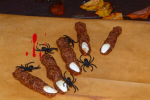 Halloween Gruselfinger aus Nüssen mit Mandel-Fingernägeln