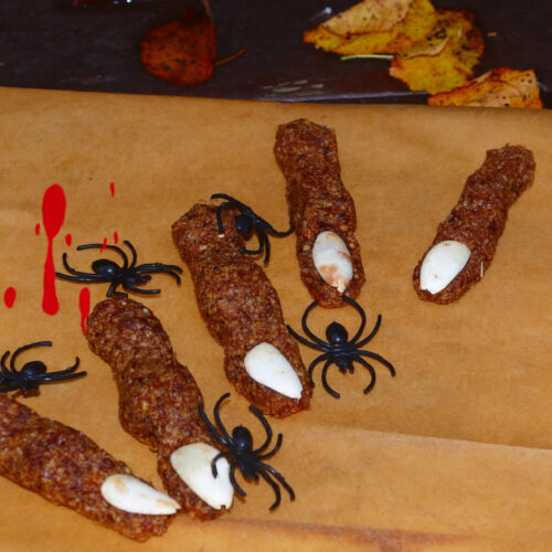 Halloween Gruselfinger aus Nüssen mit Mandel-Fingernägeln