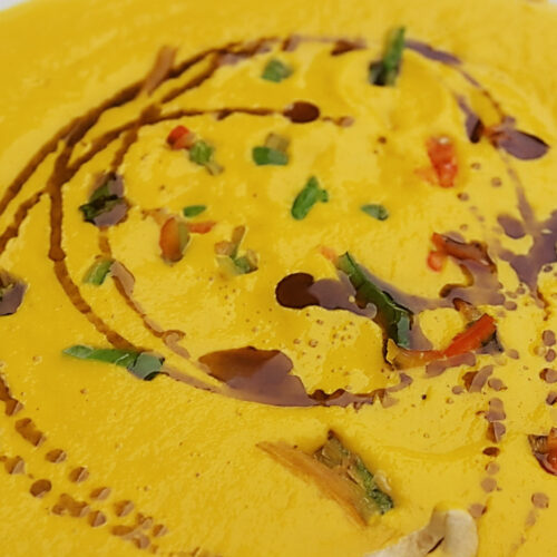 Indische Kürbis Creme Suppe mit Kürbiskernöl und Cashews