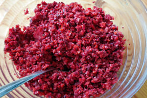 Kindersalat aus Rote Bete und Apfel in der Glasschüssel