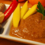 Asiatische Ingwer-Chili-Sauce mit Mango und Chili