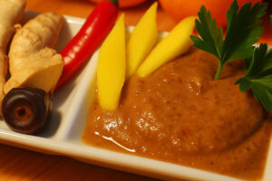 Asiatische Ingwer-Chili-Sauce mit Mango und Chili