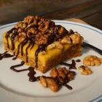 Roher Kürbiskuchen mit Walnüssen und Schokoglasur