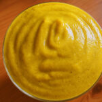 Kürbis-Zimt-Smoothie randvoll im Glas von oben
