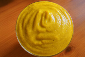 Kürbis-Zimt-Smoothie randvoll im Glas von oben