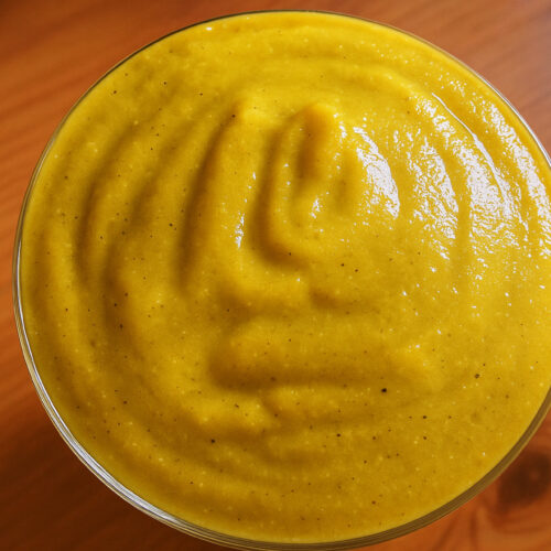Kürbis-Zimt-Smoothie randvoll im Glas von oben