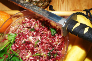 Blumenkohl-Brokkoli-Salat mit Rote Bete in der Schüssel