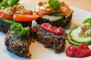 Gekeimte Linsen-Burger mit Tomate, Gurke und Ketchup
