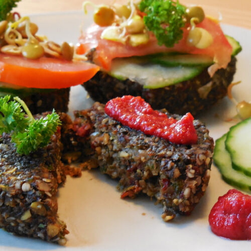 Rohkost Rezept: Gekeimte Linsen Burger 1 Gekeimte Linsen-Burger mit Tomate, Gurke und Ketchup