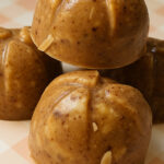 Rohe Mandel-Crunchies aus der Pralinenform