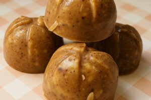 Rohe Mandel-Crunchies aus der Pralinenform