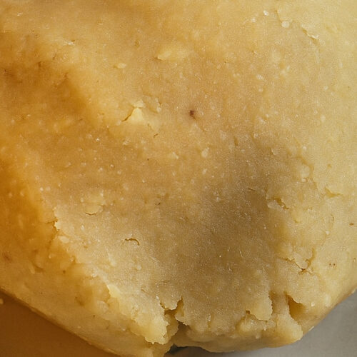 Frisch geknetete rohe Marzipan-Kugel