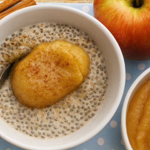 Chia-Milchreis mit gedünstetem Apfel und Zimt in der weissen Schale