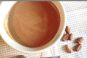 Mochaccino roh vegan in der Tasse mit Kakaobohnen