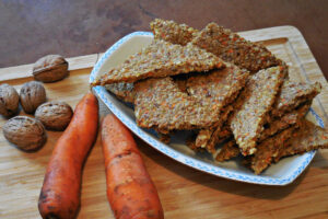 Möhren-Nuss-Brot mit Möhren und Walnüssen auf dem Holzbrett