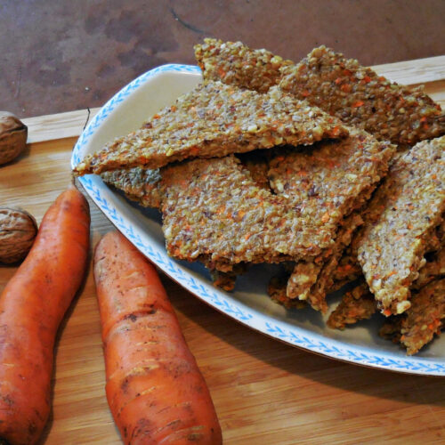 Möhren-Nuss-Brot 1 Möhren-Nuss-Brot mit Möhren und Walnüssen auf dem Holzbrett