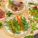 Buchweizenfladen mit Frischkäse und Gemüse belegt