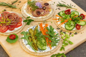 Buchweizenfladen mit Frischkäse und Gemüse belegt