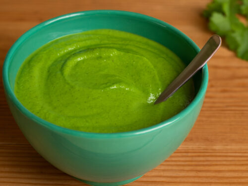 Mexikanische Salsa Verde in der türkisen Schale