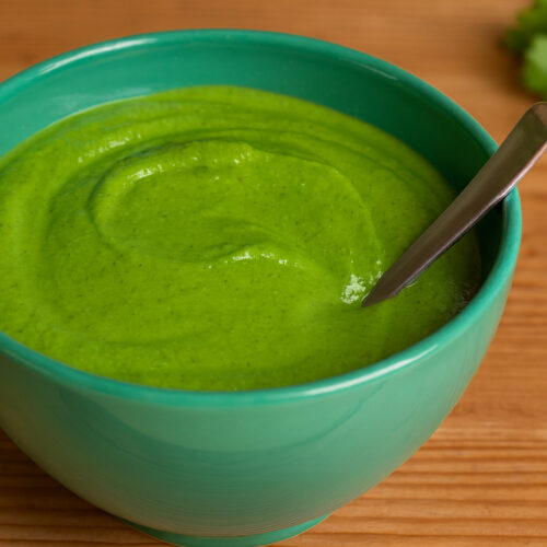 Mexikanische Salsa Verde in der türkisen Schale