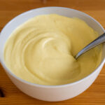 Cheesy-Curry-Cream in der weissen Schale