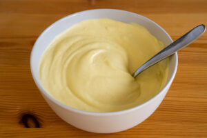 Cheesy-Curry-Cream in der weissen Schale