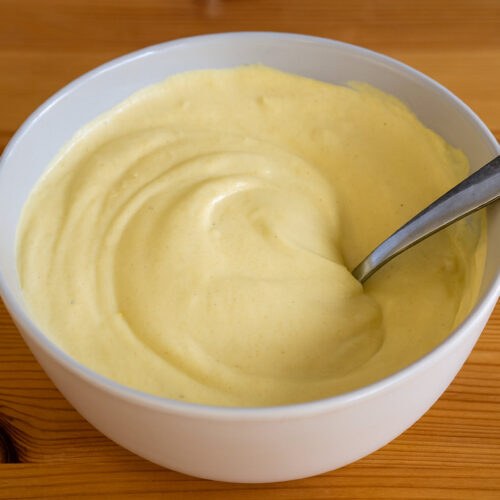 Cheesy-Curry-Cream 1 Cheesy-Curry-Cream in der weissen Schale
