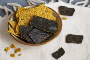 Nori-Cracker und Nori-Blätter in der Keramikschale