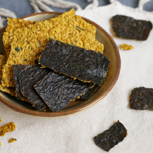 Nori-Cracker und Nori-Blätter in der Keramikschale