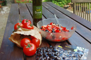 Oliven Tomaten Salat mit frischen Tomaten und Olivenöl