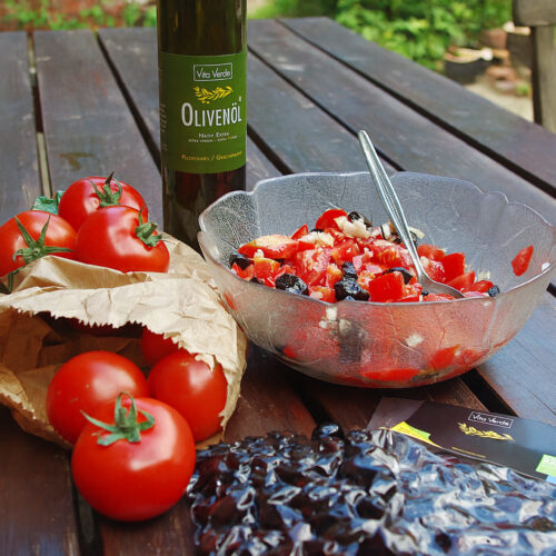 Oliven Tomaten Salat - purer Genuss 1 Oliven Tomaten Salat mit frischen Tomaten und Olivenöl