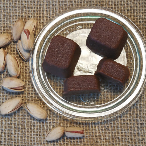 Pralinen mit Pistazien-Creme-Füllung auf dem Glasteller