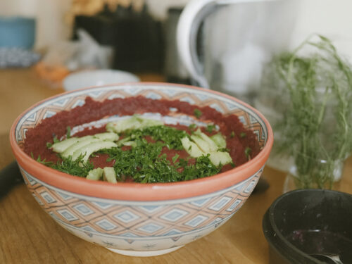 Rote Bete Gazpacho 2 Rohkost Borschtsch roh, dunkelrot im Teller mit Avocado-Streifen