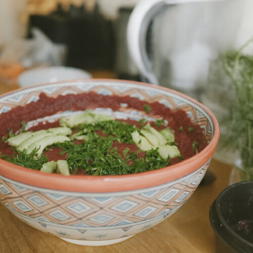 Rohkost Borschtsch: Randensuppe 1 Rohkost Borschtsch roh, dunkelrot im Teller mit Avocado-Streifen