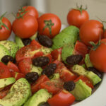 Tomaten Avocado Salat mit Oliven und frischem Basilikum in einer Schüssel