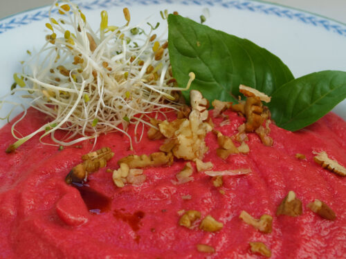Rohkost Borschtsch: Randensuppe 2 Rote Bete Gazpacho roh, dunkelrot im Teller mit Sprossen und Basilikum