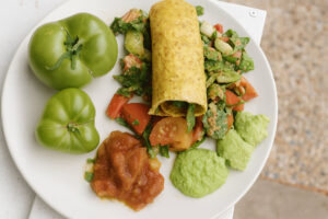 Mexikanischer Tomatensalat mit Tomaten, Spinat und cremiger Sauce in einer Schüssel